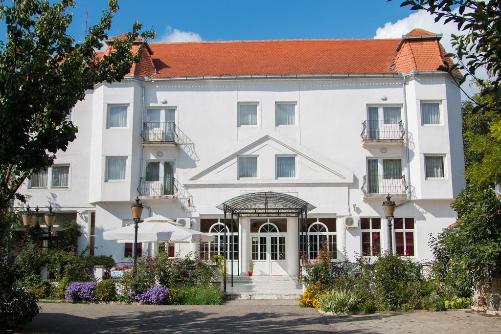 Beli Dvor Hotel Sombor Exterior photo