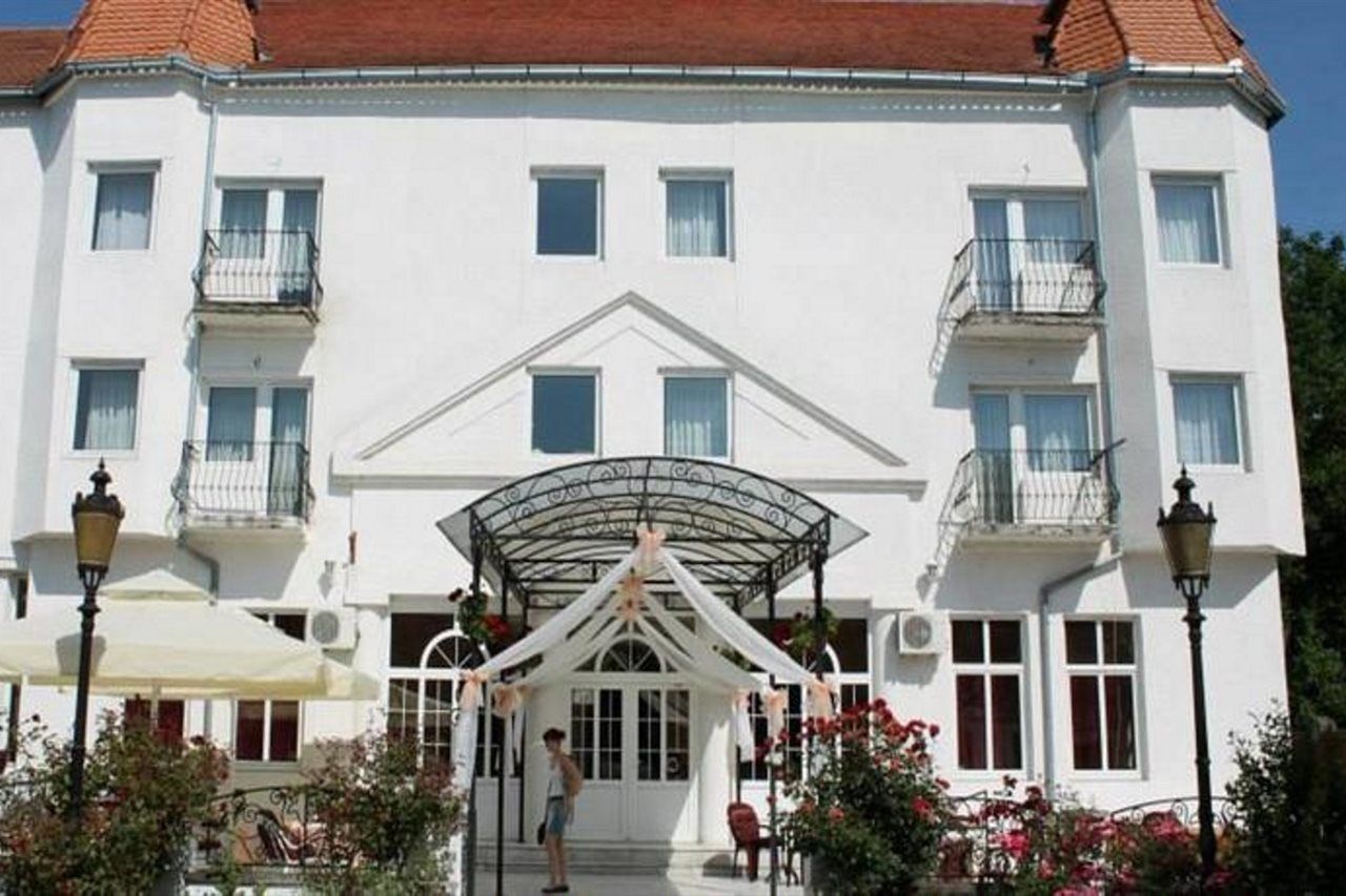 Beli Dvor Hotel Sombor Exterior photo