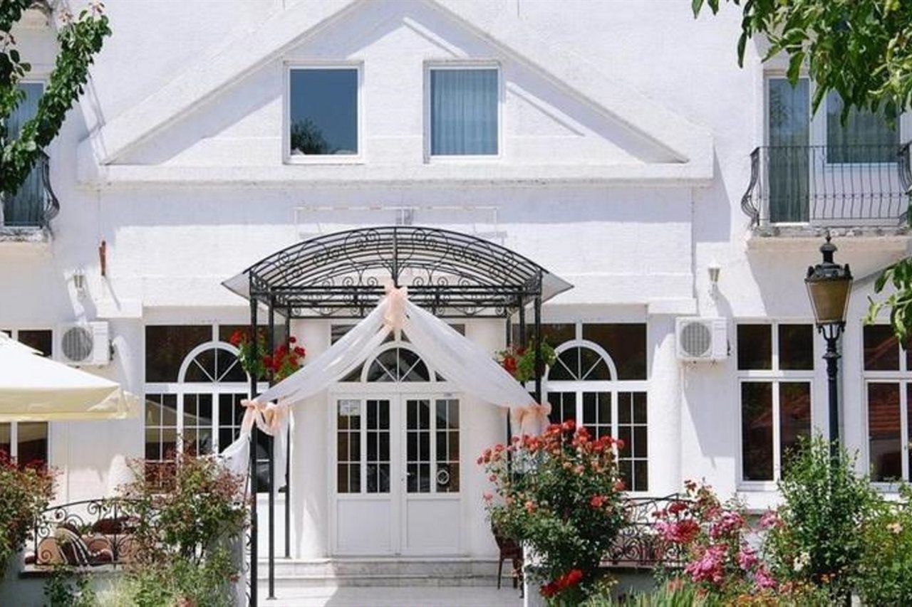 Beli Dvor Hotel Sombor Exterior photo